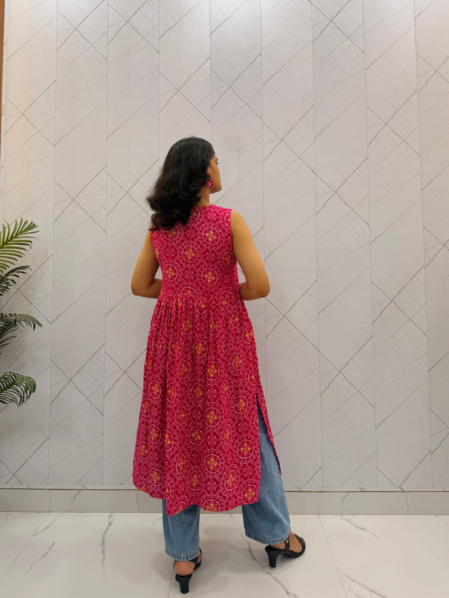 Magneta Long Side Cut Sleeveless Kurti